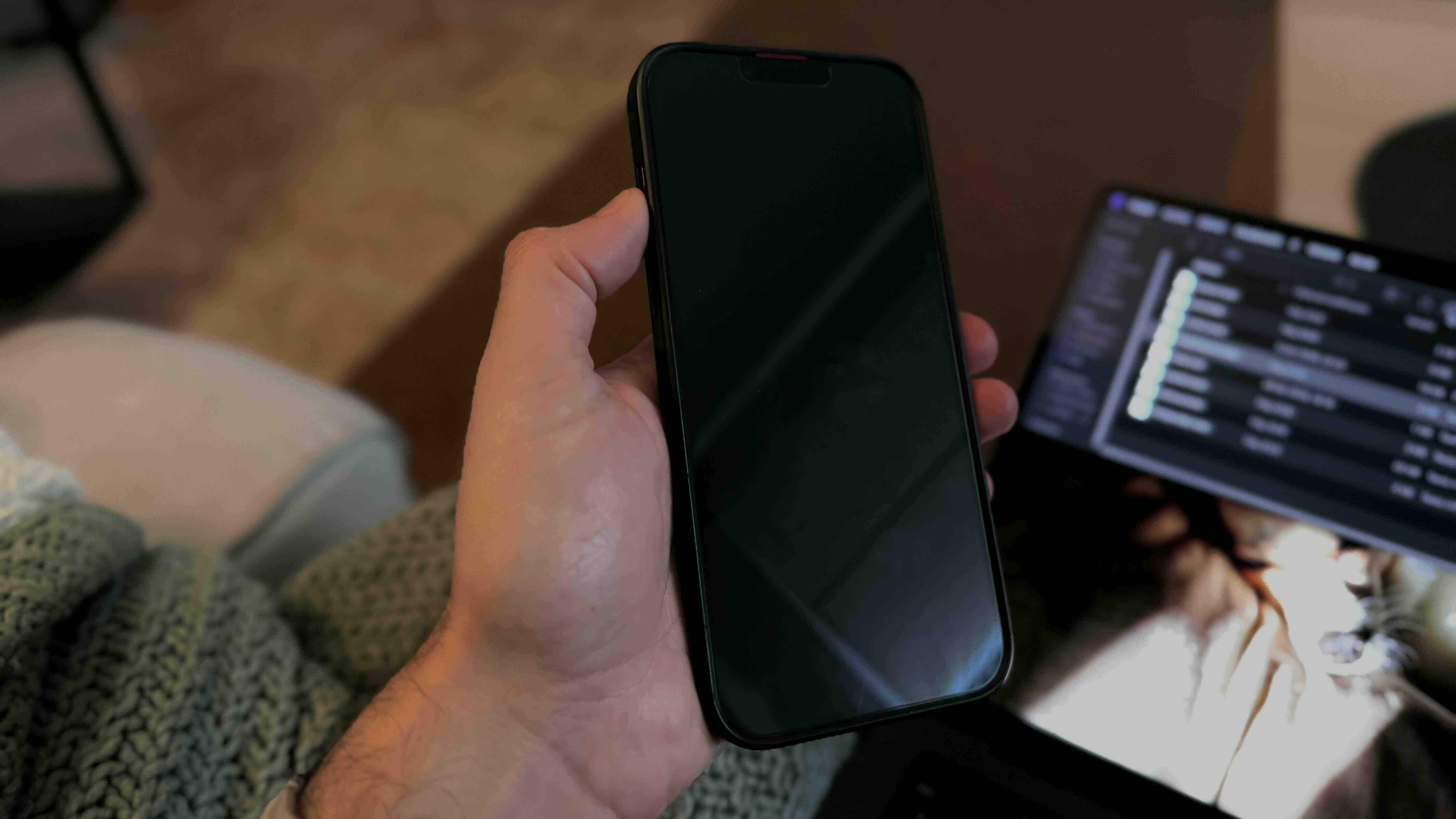 Una mano sujeta un smartphone